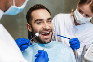 笑顔で歯の治療を受ける男