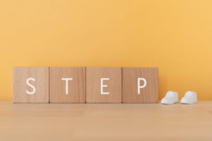「STEP」と書かれた積み木と靴のおもちゃ