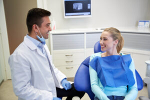 歯科医師と患者が笑顔で会話している