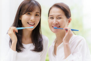 歯磨きをしている2人の女性