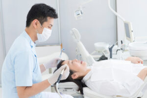 歯科医院で治療を受ける女性患者
