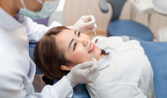歯医者で治療を受ける女性