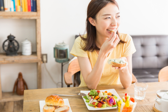 セラミック治療後に食事を楽しんでいる人